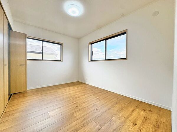 2面採光で明るい室内は、光だけでなく心地よい風が通り抜けるのも大きな魅力です。換気がしやすく、1年中いつでも快適でクリーンな空気環境をキープ。心からゆったりとリラックスして過ごせます。