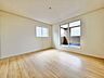 洋室：こちらのお部屋からもバルコニーへ出られます。大きな窓から光が差し込む洋室です。外とのつながりを感じられるため開放感も◎。お洗濯物を干す際のスムーズな家事動線としても重宝しそうな空間です。