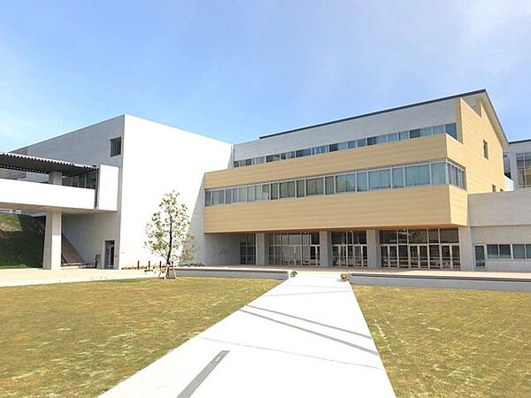 瀬戸市立にじの丘中学校小中一貫の義務教育学校として、先進的な学習環境や柔軟な教育課程を提供する市立中学校です。特色ある学びを通じて子どもたちの豊かな感性と主体性を育む、地域教育の未来を担う中核拠点…