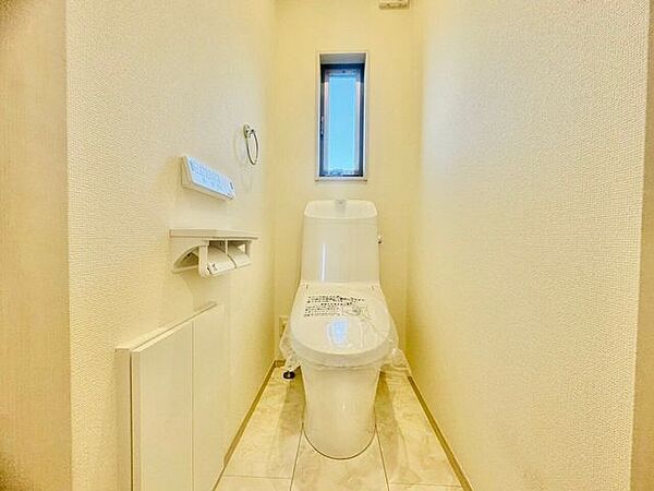 明るくて清潔感のあるトイレスペース。毎日何度も使う場所だからこそ、ホッと落ち着けるインテリアにこだわりました。白を基調とした爽やかな空間が、日々の暮らしの中にさりげない癒やしのひと時をもたらします
