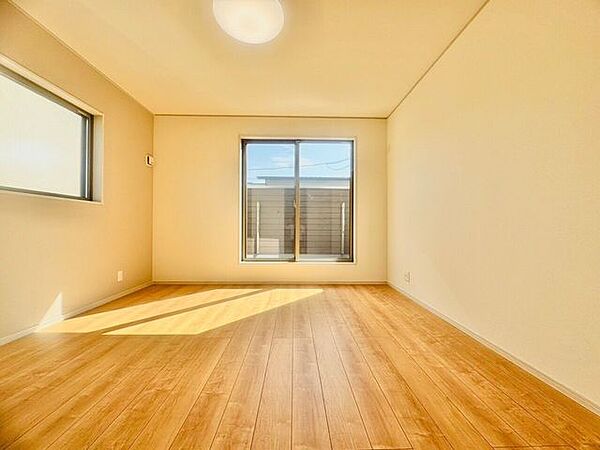大きな窓があり、たっぷりの自然光が差し込む明るい洋室です。心地よい開放感に包まれた空間は、毎日の疲れを癒やす。朝は爽やかな光ですっきりと目覚める、健康的な暮らしが叶いそうです