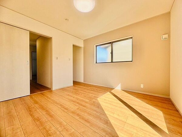 大きな窓があり、たっぷりの自然光が差し込む明るい洋室です。心地よい開放感に包まれた空間は、毎日の疲れを癒やす。朝は爽やかな光ですっきりと目覚める、健康的な暮らしが叶いそうです