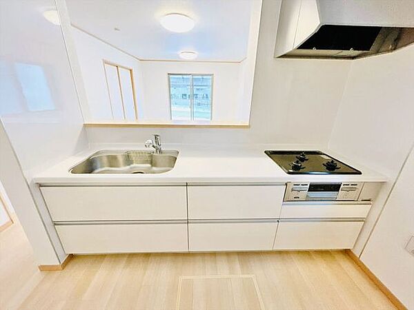 対面式キッチンは家事がしやすいだけでなく、家族とのコミュニケーションが増える人気の間取りです！テレビを見たり、お喋りを楽しみながら作業ができるので、毎日の家事タイムがもっと楽しく特別な時間に