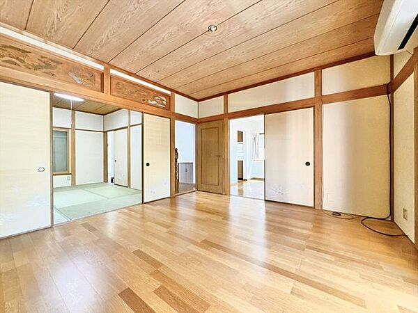 南向きのリビングは陽当たりも良く、室内の隅々まで明るい光が差し込みます。心地よい開放感に包まれながら、家族の笑顔が自然とあふれるかけがえのない団らんのひと時をゆったりとお過ごしいただけます。