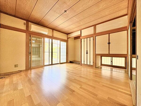 南向きのリビングは陽当たりも良く、室内の隅々まで明るい光が差し込みます。心地よい開放感に包まれながら、家族の笑顔が自然とあふれるかけがえのない団らんのひと時をゆったりとお過ごしいただけます。