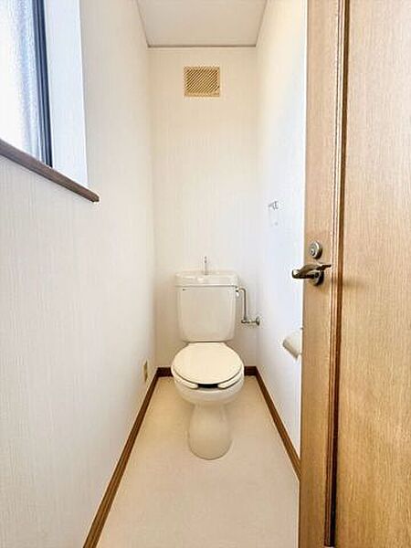 明るくて清潔感のあるトイレスペース。毎日何度も使う場所だからこそ、ホッと落ち着けるインテリアにこだわりました。白を基調とした爽やかな空間が、日々の暮らしの中にさりげない癒やしのひと時をもたらします
