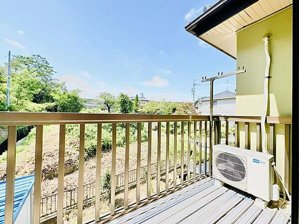太陽の光がたっぷり降り注ぐ、開放的なバルコニー。遮るもののない日当たりと通風で、毎日のお洗濯物や大きなお布団もカラッと気持ちよく乾きます。清々しい青空を見上げながら家事も楽しくこなせそう♪