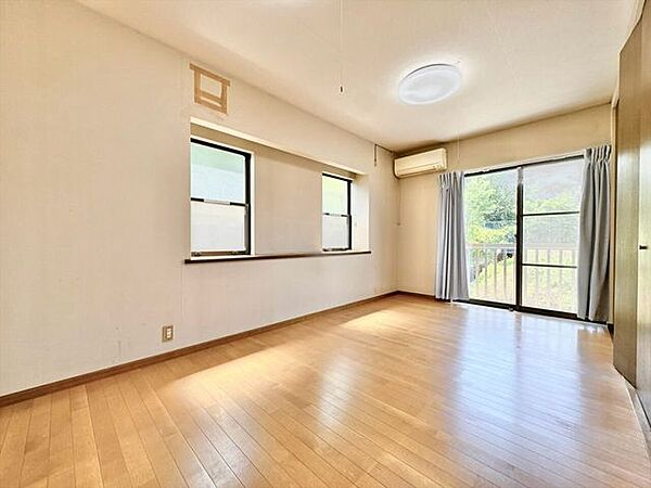 大きな窓があり、たっぷりの自然光が差し込む明るい洋室です。心地よい開放感に包まれた空間は、毎日の疲れを癒やす。朝は爽やかな光ですっきりと目覚める、健康的な暮らしが叶いそうです