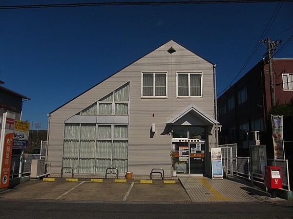 瀬戸水野郵便局郵便、貯金、保険の窓口サービスが一通り揃い、日常の各種手続きや発送に便利な郵便局です。ATMも設置されており、日々のお金の管理にも重宝します。地域に密着し、暮らしの安心を支えてくれる…