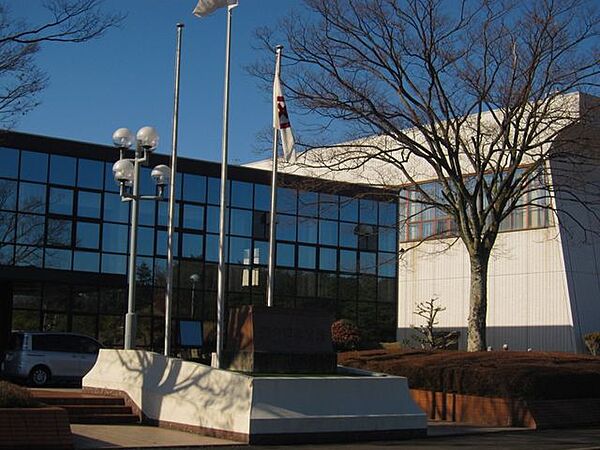 瀬戸市第二体育館瀬戸市民公園内に位置し、バスケットボールやバドミントンなどが楽しめる広々とした第3競技場を備えた屋内スポーツ施設です。トレーニングコーナーも併設。日々の健康づくりや市民のスポーツ活…