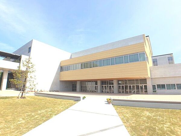 瀬戸市立にじの丘小学校小中一貫教育を行う「にじの丘学園」として、先進的な学習環境や柔軟な教育課程を提供する市立小学校です。安心・安全な環境のもと、特色ある学びを通じて未来を担う子どもたちの豊かな感…