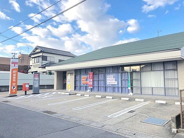 品野郵便局郵便、貯金、保険の窓口サービスが一通り揃い、日常の各種手続きや発送に便利な郵便局です。ATMも設置されており、日々のお金の管理にも重宝します。地域に密着し、暮らしの安心を支えてくれる心強…