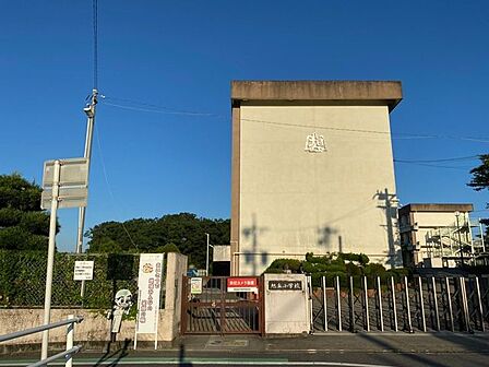 尾張旭市立 旭丘小学校児童の自主性や豊かな感性を育み、知・徳・体の調和がとれた健やかな成長を目指す小学校です。あたたかい地域社会との連携を大切にしながら、安心・安全な教育環境で未来を担う子どもたち…