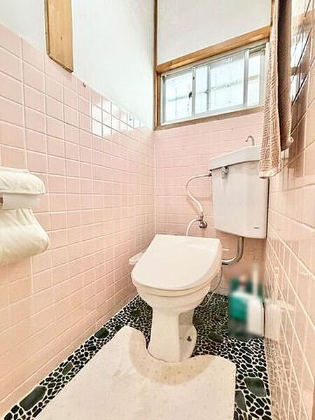 明るくて清潔感のあるトイレスペース。毎日何度も使う場所だからこそ、ホッと落ち着けるインテリアにこだわりました。爽やかな空間が、日々の暮らしの中にさりげない癒やしのひと時をもたらします