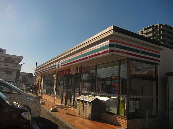 セブンイレブン瀬戸北松山町店24時間営業で、お弁当や惣菜、セブンカフェ、日用品まで豊富に揃うコンビニ。高品質なプライベートブランドや便利な各種ATM、サービスも完備。周辺住民の快適な日常と急な困り…