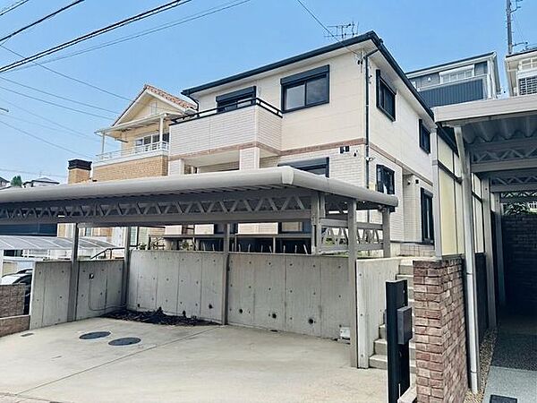 【カーポート付き！並列3台駐車可能で、ご家族や来客時にも便利】駅・小学校まで徒歩10分圏内と好立地！