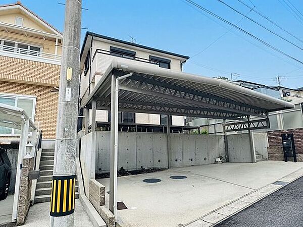 【カーポート付き！並列3台駐車可能で、ご家族や来客時にも便利】駅・小学校まで徒歩10分圏内と好立地！