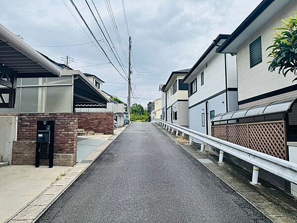 【カーポート付き！並列3台駐車可能で、ご家族や来客時にも便利】駅・小学校まで徒歩10分圏内と好立地！