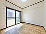 洋室：広々としたお部屋で、プライベートの時間も快適に過ごせそうですね。読書や映画鑑賞、リモートワークなど、周りを気にせず自分の趣味に没頭できる空間。日々の忙しさを忘れ、心からリラックスできるお部屋です