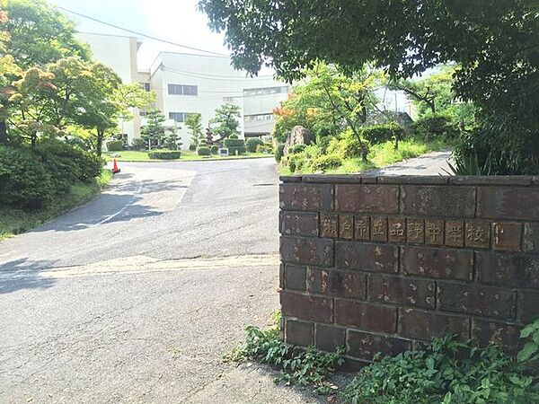 瀬戸市立品野中学校豊かな自然環境に囲まれ、生徒の自主性や豊かな心を育む教育に力を入れている市立中学校です。地域とのつながりを大切にしながら、健やかな成長と学びを支える、地域教育の未来を担う中核拠点…