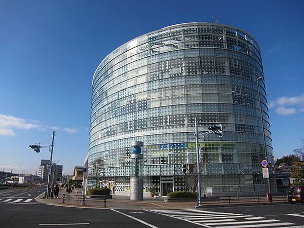 パルティ瀬戸名鉄瀬戸線「尾張瀬戸駅」に隣接し、市民サービス窓口や各種ショップ、飲食店、FMラジオ局などが入る複合商業施設です。イベント広場や会議室も備え、地域の情報発信や世代を超えた交流を支える心…