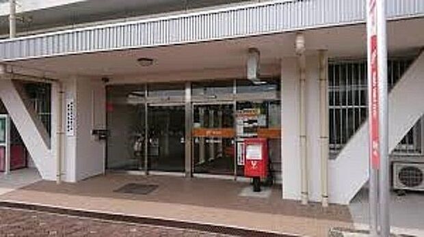瀬戸菱野郵便局郵便、貯金、保険の窓口サービスが一通り揃い、日常の各種手続きや発送に便利な郵便局です。ATMも設置されており、日々のお金の管理にも重宝します。地域に密着し、暮らしの安心を支えてくれる…