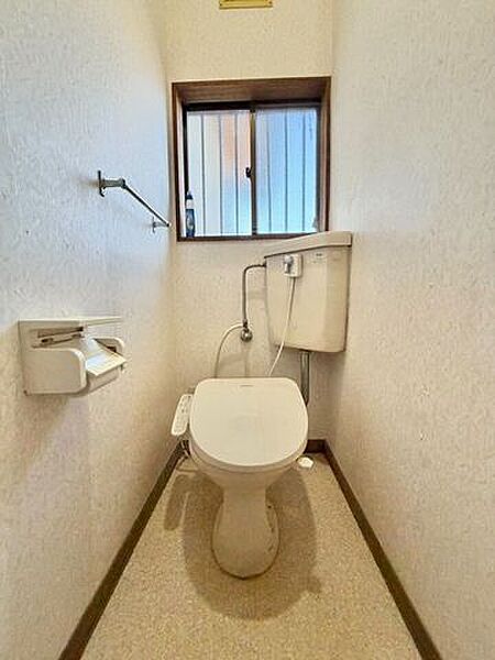 窓付きのトイレは、自然光が差し込む明るい空間が魅力です。窓を開けて換気ができるため、気になるニオイや湿気対策にも役立ちます。明るく清潔感のある空間を保ちやすく、毎日気持ちよく使えるトイレです。