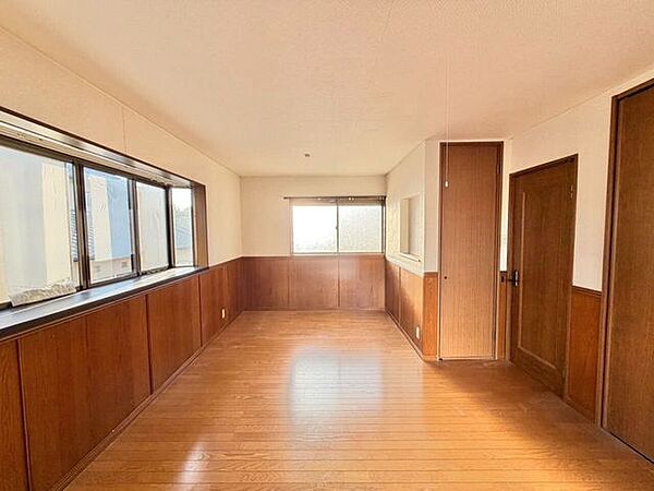 2階にある9.8帖の洋室は、ゆとりある広さで寝室や子ども部屋など、さまざまな用途に活用できます。ベッドやデスクなどの家具も配置しやすく、自分好みの空間づくりを楽しめるお部屋です。
