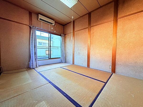 2階の6帖和室は、畳ならではの落ち着いた雰囲気が魅力です。くつろぎスペースや寝室など、多目的に活用できます。バルコニーへの出入りもできるため、洗濯物を干す際にも便利なお部屋です。