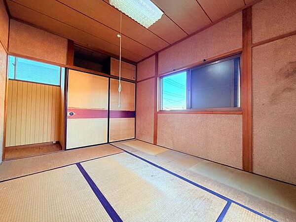 2階の和室は、畳ならではの落ち着いた雰囲気が魅力です。くつろぎスペースや寝室など、多目的に活用できます。バルコニーへの出入りもできるため、洗濯物を干す際にも便利なお部屋です。