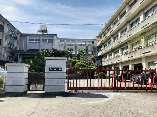 乙川小学校　徒歩約17分　約1299ｍ明治5年に乙川郷学校が光照寺に開校されて以来、146年の歴史をもつ小学校です。