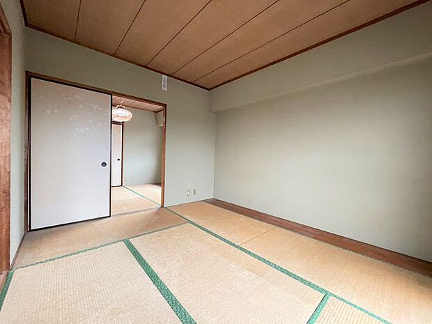 2部屋ある和室もそれぞれ窓があり、明るいです。