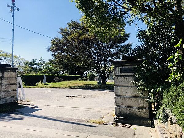 高取小学校まで約1593ｍ　徒歩約20分明治25年設立の歴史深い学校。校内で調理された地域野菜使用の給食が食べられます。