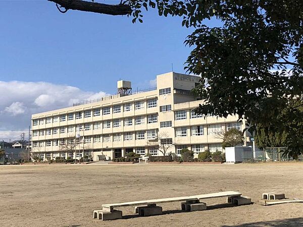 南中学校まで約896ｍ　徒歩約12分「自己を高めよう」を校訓に、調和のとれた人間性豊かな生徒の育成を目指します。