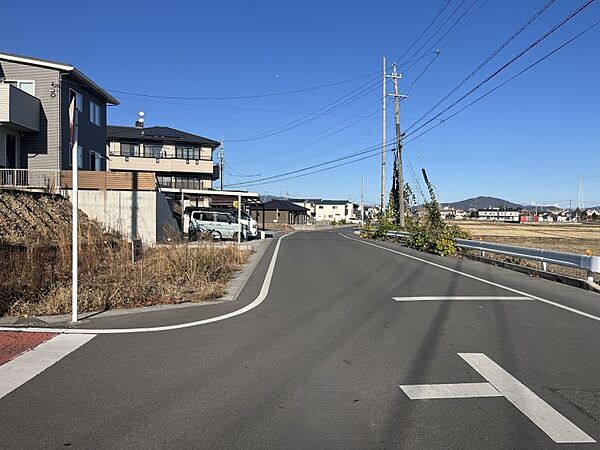 前面道路幅も広々で駐車ラクラク！毎日の運転も安心です♪