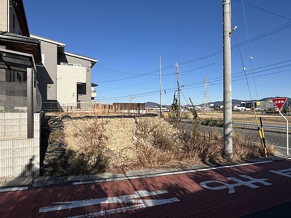 角地のため隣接する建物が少なく日当たり風通し良好なお土地です♪