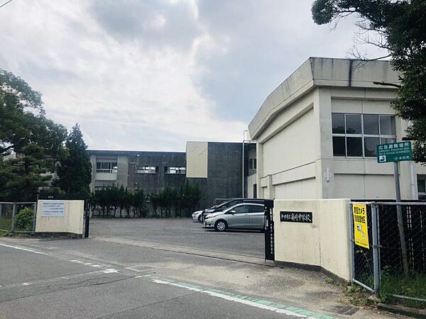 亀崎中学校　徒歩約10分　732m　校訓「公正・自律・敬愛」。地域との連携を大切にしている学校。学習や行事に落ち着いてしっかり取り組める学校です。