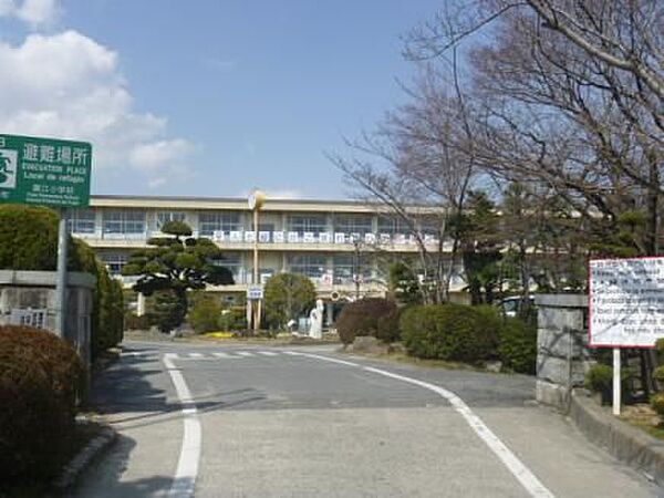 藤江小学校まで　1300m　徒歩約17分●歴史のある学校。教育目標を明確にし、一人一人が取り組みやすい授業を行います。自然が多い環境で生き生きとした児童の育成を目指します。