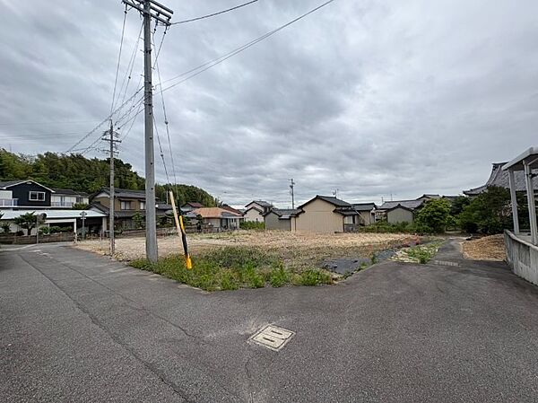 小学校・保育園、徒歩10分以内。子育て世帯にも嬉しい立地です。