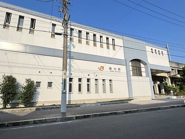 徒歩約23分　●駅東口前のロータリーは、東浦町運行バスと知多バスの停留所があります。高架橋の上にある2面2線の駅でエレベーターの設置もあります。