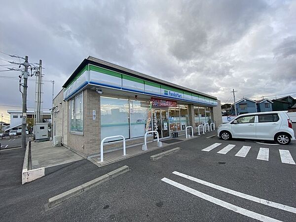 ファミリーマート半田阿原町店まで650ｍ　徒歩約9分