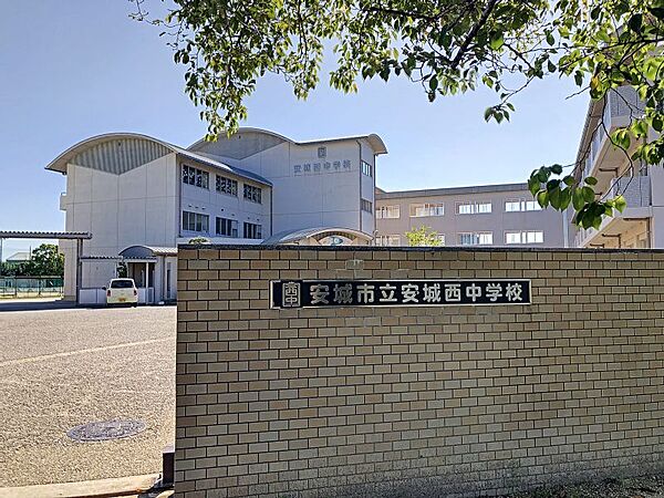 ●愛知県安城市福釜町にある公立中学校。教育目標の願い「可能性を伸ばすのは、あなた自身。可能性への挑戦。自分の未来をデザインできる学校。」