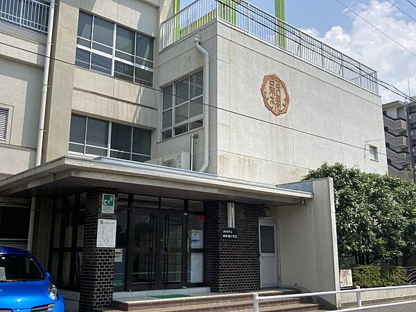 ●教育目標「児童一人一人の可能性の伸長と望ましい人格の形成」　校章には、学校で毎日心を磨き、すくすくと伸びてほしいという願いがこめられている。