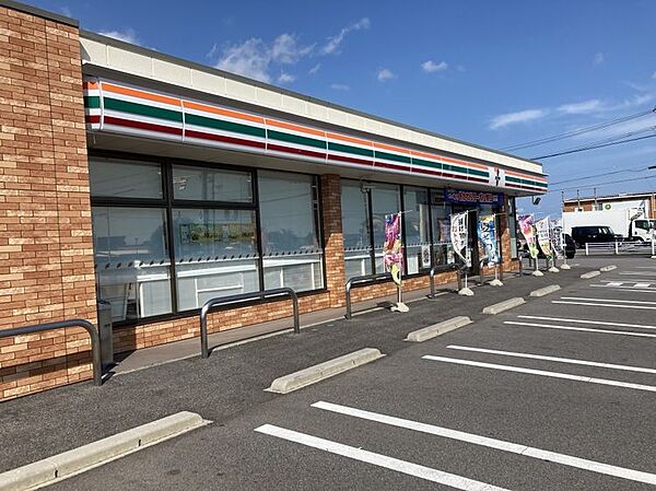 セブンイレブン半田美原町店まで　521m　徒歩約7分　お買い物だけでなく、公共料金などの支払いや商品配送・受け取りなどにも使えます。