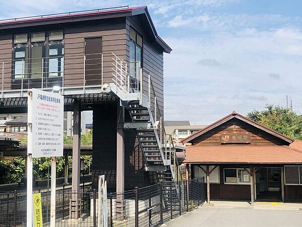 亀崎駅まで　1990m　徒歩約25分　「日本最古の現役駅舎」と紹介される無人駅。自動券売機・自動改札機が整備されています。旧ホームの石積みからも歴史を感じられます。