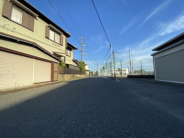 前面道路の様子が分かる一枚♪角地ならではの開放感も魅力のひとつです！