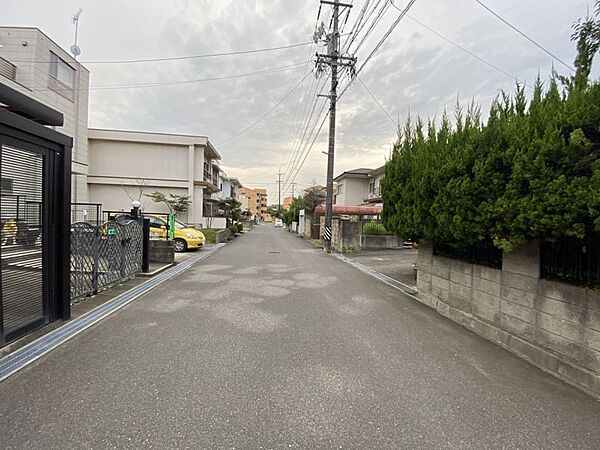 前面道路の様子が分かる一枚♪道路幅員も5m以上で、風通し良好です！