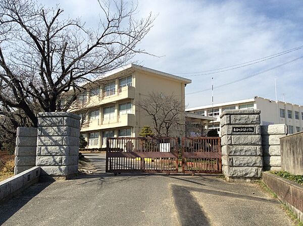 片葩小学校まで　350m　徒歩約5分 ●行事の多い学校で、保護者も積極的に参加しています。支援級にも力を入れており、野菜や料理を作ったりと、活気のある学校です。