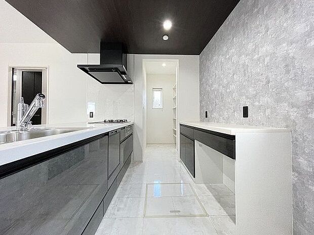 ゆとりのサイズを確保し、ひとりだけでなくお子様や旦那様と一緒にキッチンに立つのに快適なスペース♪