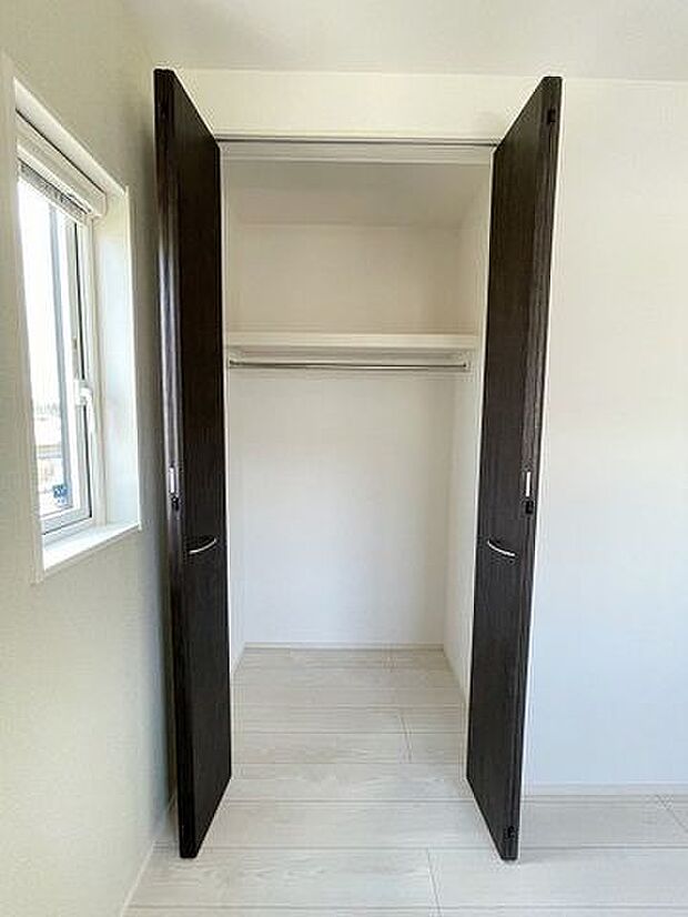 季節物の衣類や布団の収納に欠かせないクローゼット♪全居室に付いています！